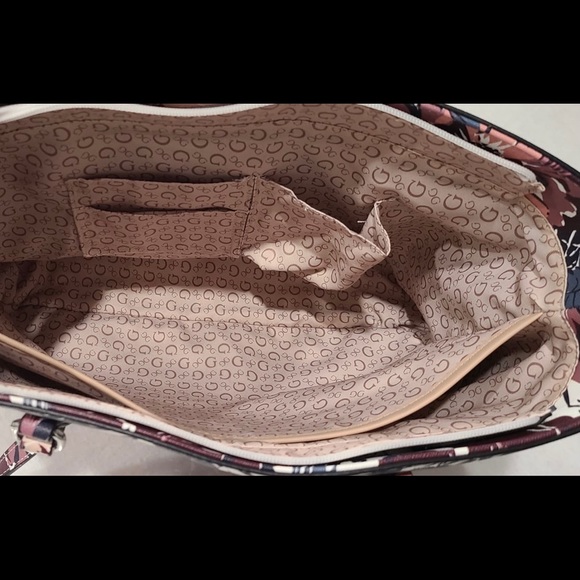 ONLY USED ONCE GUESS TOTE BAG - Picture 2 of 2